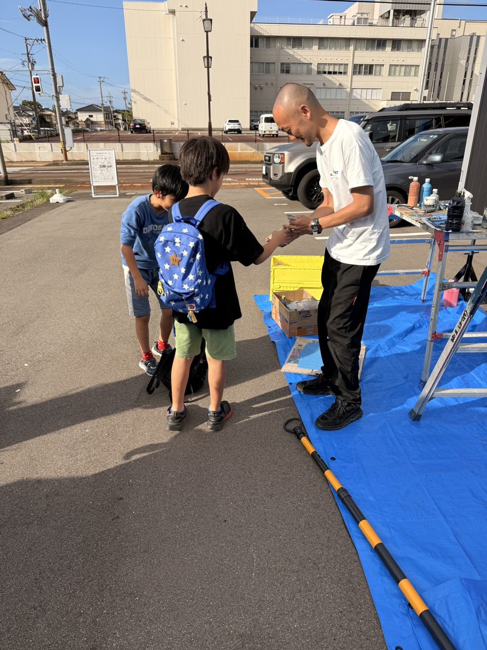 通りがかった子どもたちとsimoさん