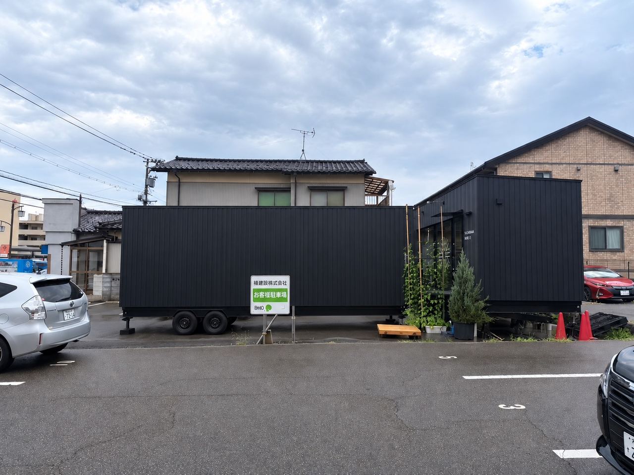 橘建設様のお客様駐車場に置かれたトレーラーハウスの全景